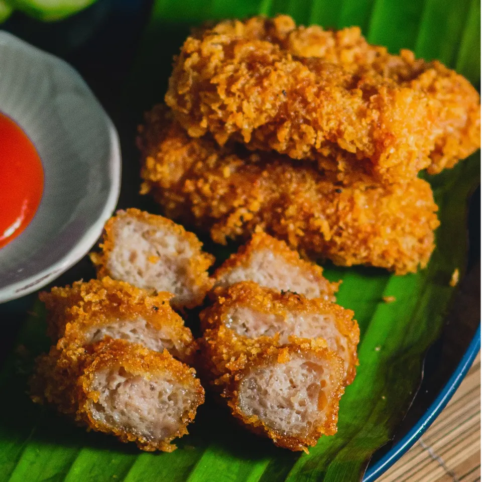 Nem chua rán giòn rụm ăn cùng bún đậu mắm tôm