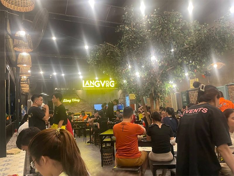 Khách hàng đang dùng món tại quán bún đậu mắm tôm Làng Vòng chi nhánh Hóc Môn