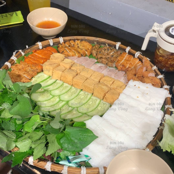 Mẹt bún đậu mắm tôm đầy đủ các loại chả ăn kèm như Chả Cốm, Chả Ghẹ, Chả Ốc, Chả Mực, Chả Gà Rau Củ và nem chua rán