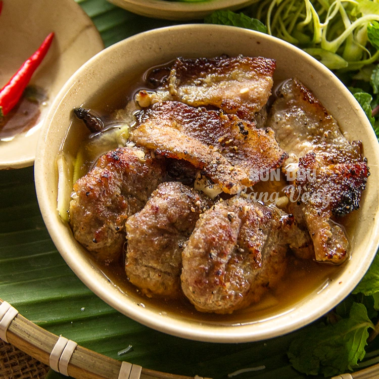 Chả nướng bún chả Hà Nội ngon được làm từ thịt viên và thịt lát