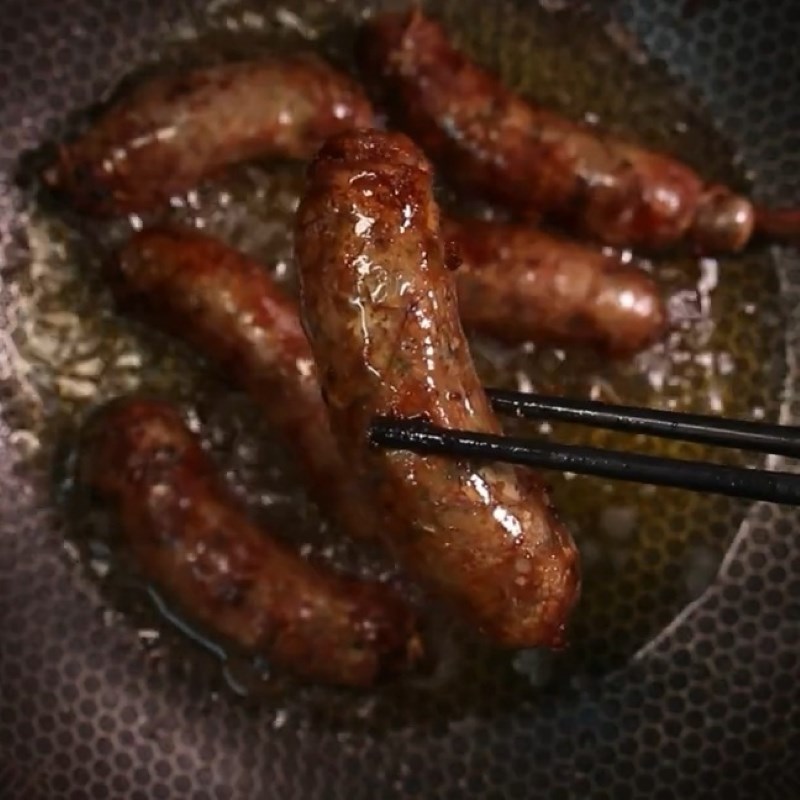 Dồi sụn chiên giòn nguyên cây, lớp vỏ vàng nâu hấp dẫn, bóng mỡ thơm lừng