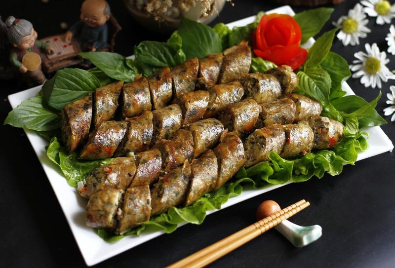 Dồi sụn chiên vàng giòn được cắt khúc đều, sắp xếp đẹp mắt trên lớp rau xanh.