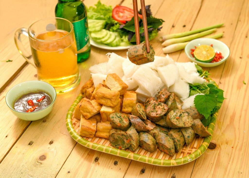 Mẹt bún đậu mắm tôm đầy đủ gồm dồi sụn, bún tươi, đậu hũ chiên, rau sống và mắm tôm.