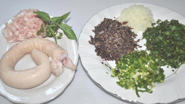 Nguyên liệu để làm dồi sụn bao gồm: ruột heo non, thịt heo xay, tỏi băm và các loại rau