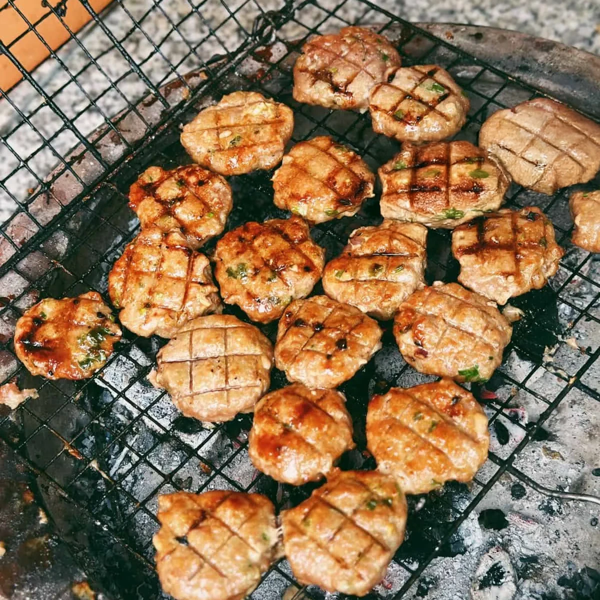 Nướng chả cho món Bún Chả Hà Nội với than hồng để đạt được hương vị ngon truyền thống