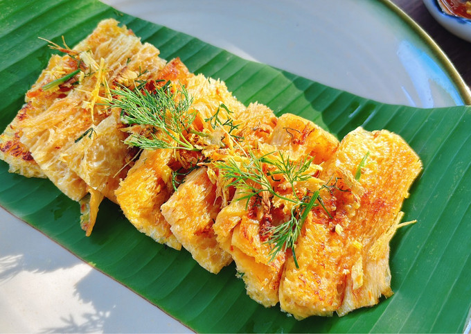 Sườn chay nướng riềng mẻ vàng ruộm, thơm lừng, được cắt lát vừa ăn, bày đẹp mắt trên lá chuối xanh với điểm xuyết thì là và hành phi, món ăn chay hấp dẫn cho mâm cơm tháng 7 âm lịch.