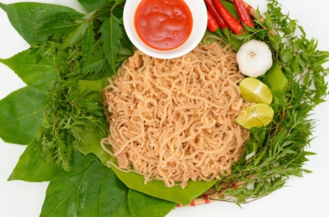 Nem bùi ăn với rau và tương ớt - món nhậu bình dân Việt Nam